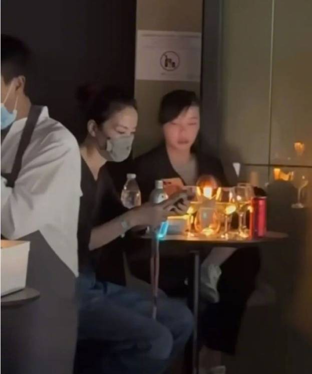 王菲低调现身谢霆锋演唱会 定情曲合唱甜翻全场