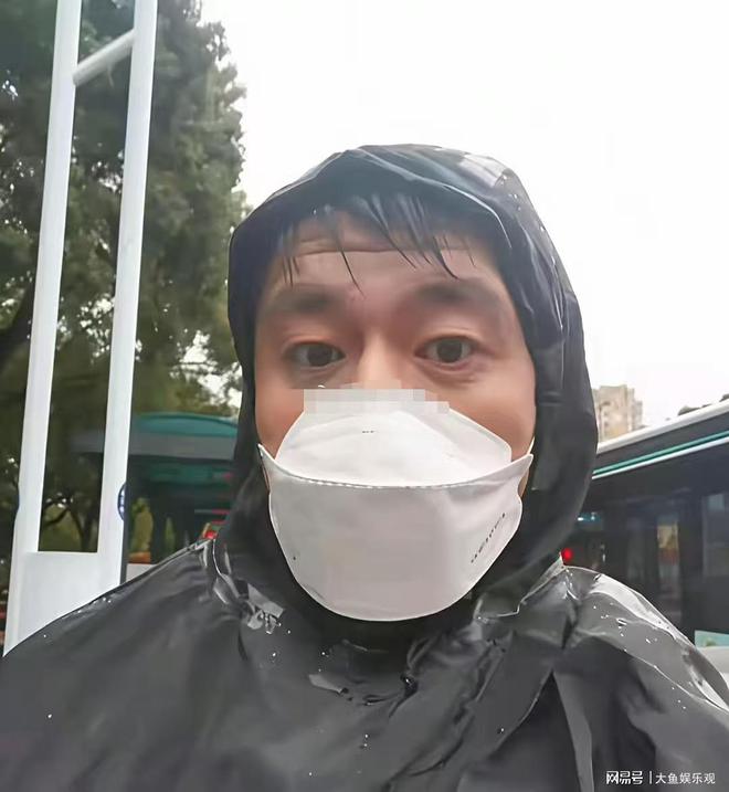 张雪峰身家上亿，生前每天蹬着电动车满街跑，淋成落汤鸡也不在意