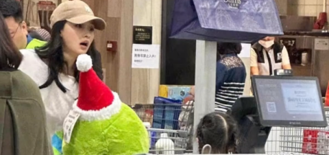 孙怡素颜逛超市被偶遇，女儿扎拳击辫坐购物车里，变身“小手办”萌翻网友