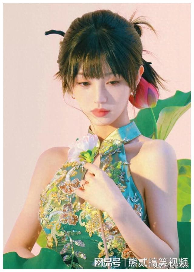 田曦薇的端午营业照，也是朱山尽拍的，太美了