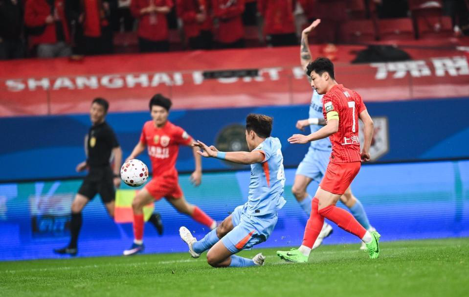 离谱？34岁武磊半场3度吐饼！2次空门吊射踢偏，单刀滑倒后坐地尬笑