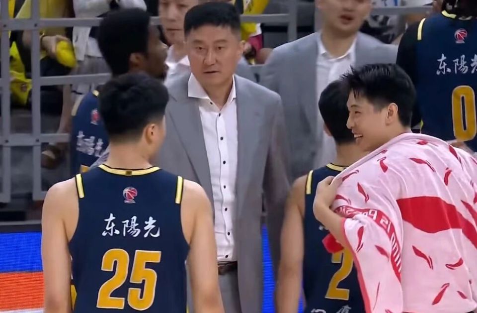 三连胜！广东男篮20分大胜卫冕冠军，徐杰8+6+11奎因25+8+7，胡金秋低迷