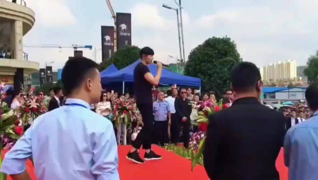 李荣浩早年县城商演唱《李白》，底层出身靠实力长红