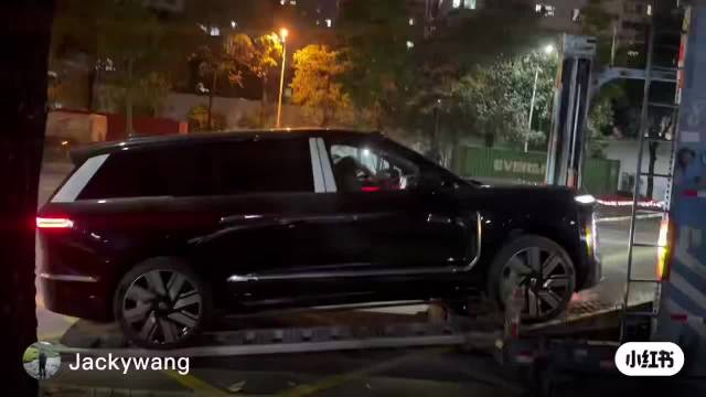 水哥体验线控转向技术，底盘稳姿态帅