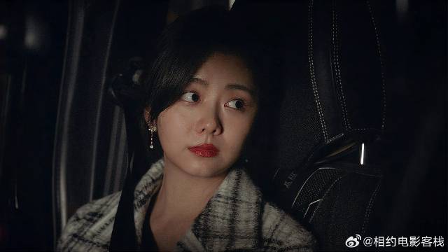 路晨送归晓去孟小杉家，车上看她的眼神，满眼的宠溺