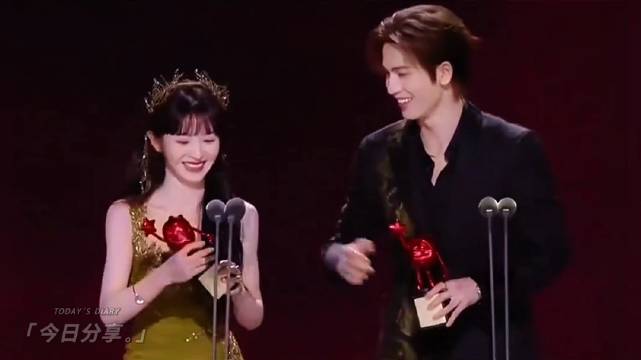 田曦薇张凌赫同台领取青春飞跃演员奖