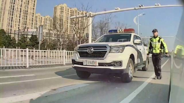 视频车已经停下礼让，后车司机还不顾危险加速通过，结果被逮了个正着