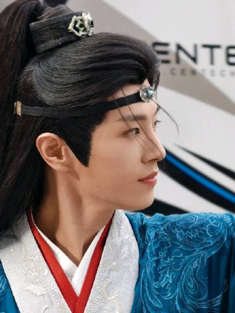 李汶翰出妆现场引热议，龙君造型亮相
