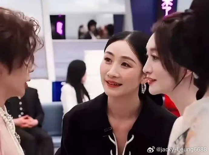 网友如何看待李小冉在节目中直言‘直播像菜市场’的性格？