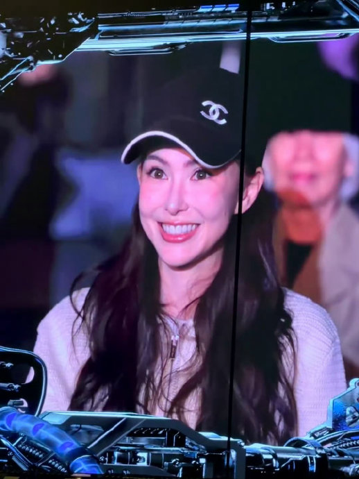 周杰伦演唱会深情告白昆凌！万人见证《枫》中隔空挥手