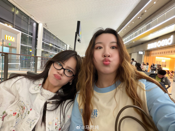 马思纯和锤娜丽莎在电影《我的妈耶》中是如何互动的？