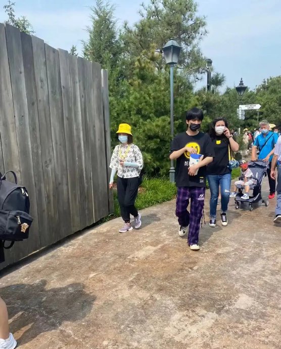 大张伟的妻子刘迎以及家人对此事的反应是怎样的？