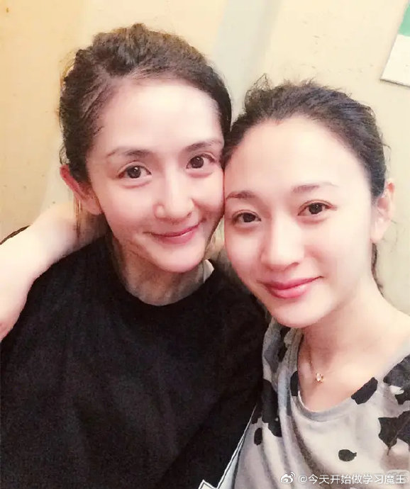 谢娜和李小冉二十多年友谊中，双方互相扶持的最感人故事是什么？