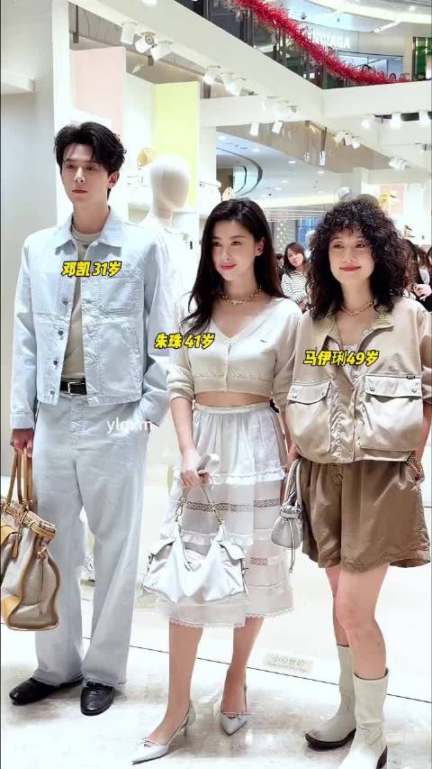 马伊琍金色爆炸卷发亮相普拉达活动，与朱珠黑长直造型反差强烈