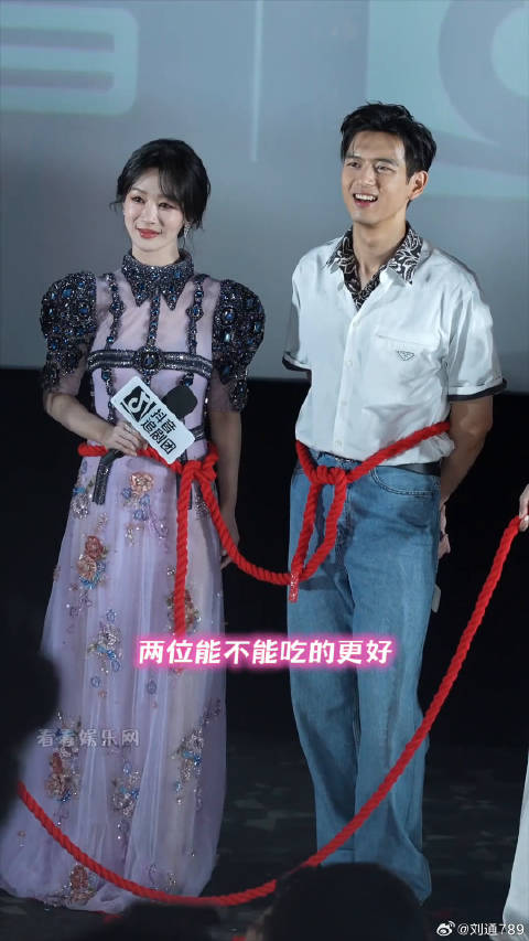 李现 给大家放饭啦，就爱看这种甜甜的拥抱杨紫李现现场抱了 微博VC计划