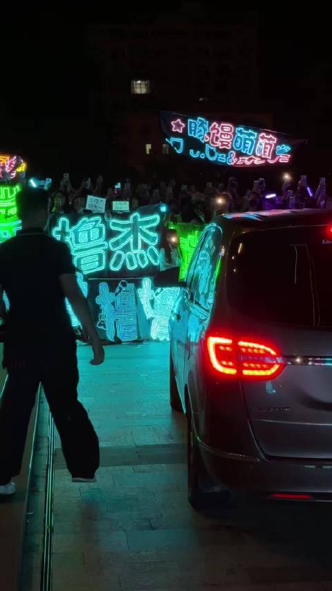 小杰刚刚坐车里听了两分钟的橹穆99 看了两分钟的“豚馒萌萌”