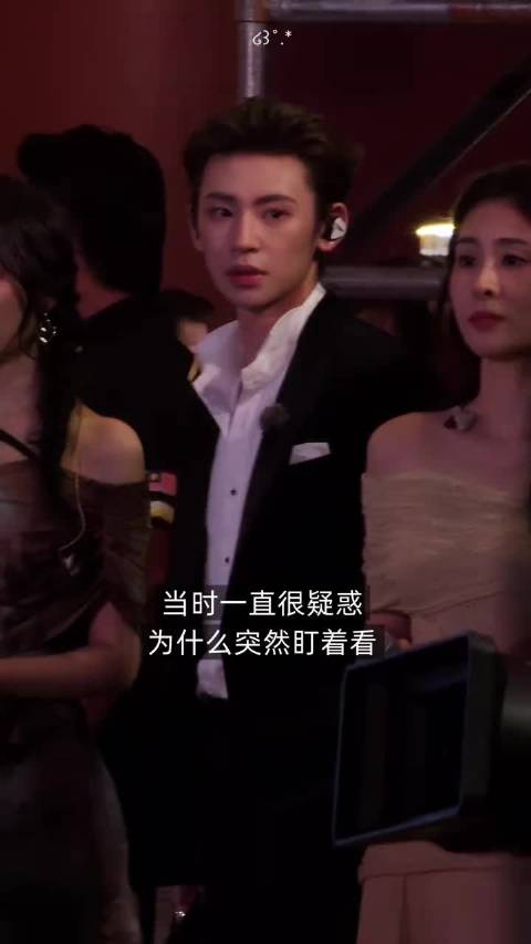 小鬼舞台气场全开台下与工人大叔暖心合影