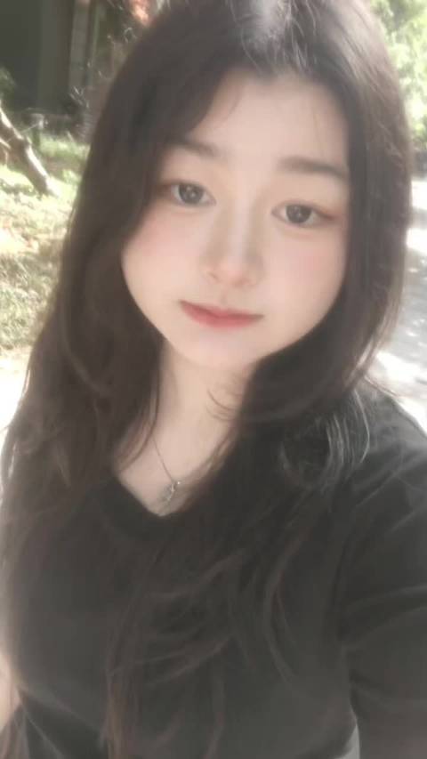 谭松韵晒自拍妆容获赞，粉丝称其眼睛神似
