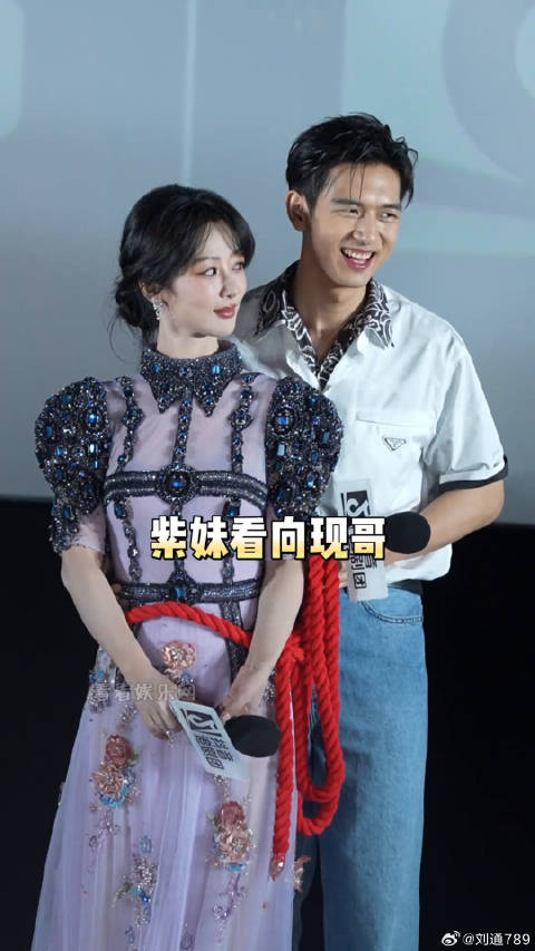 杨紫李现片场互动默契，绑红绳对视引关注