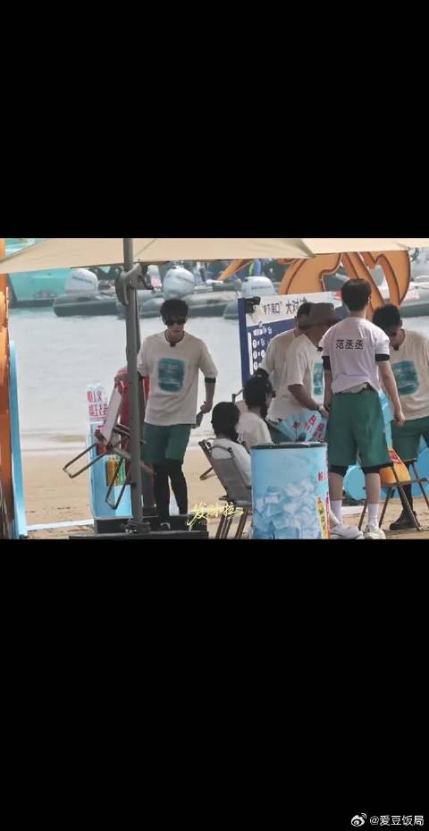 转了一圈，发现坐在老婆身边无望转头去了最边边