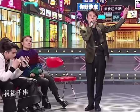 轻声细语，如溪流潺潺倾诉心绪