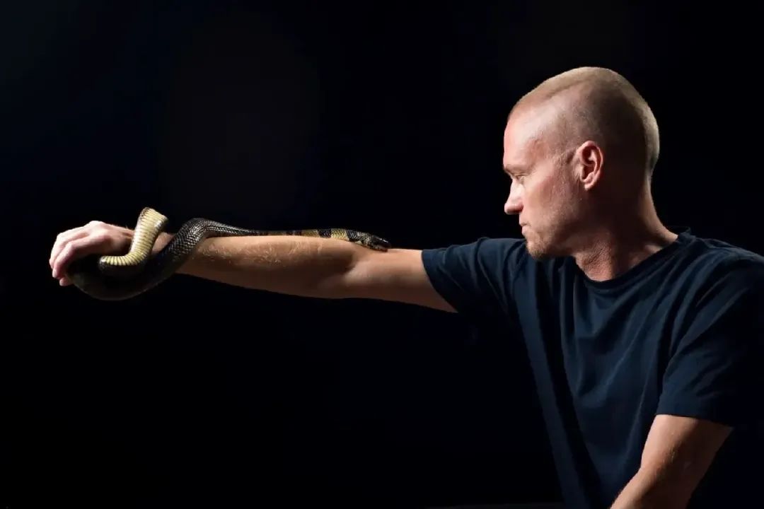 养蛇男子被剧毒蛇咬200次，没死，但成了最强血清