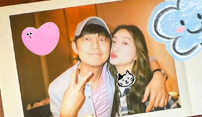 李小冉49岁生日，何炅谢娜温馨小聚，三人同框大展友情