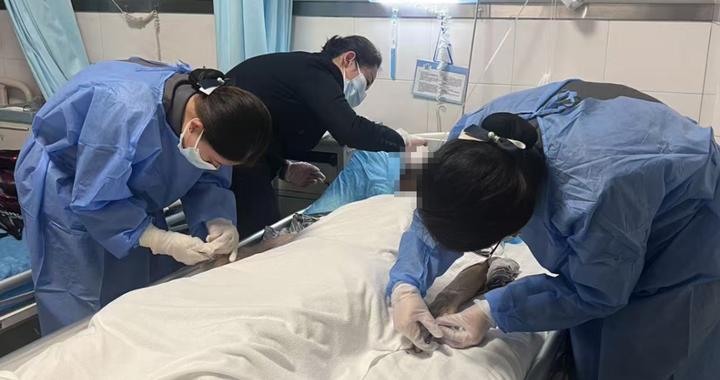 90后东北姑娘做“善终陪护师”：员工曾遭情绪失控家属扇耳光忍泪主持葬礼，但听到最多的一句话是“谢谢”
