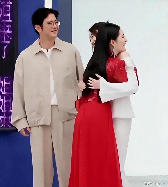 谢娜李小冉下班一起回家，对粉丝比心亲密互动