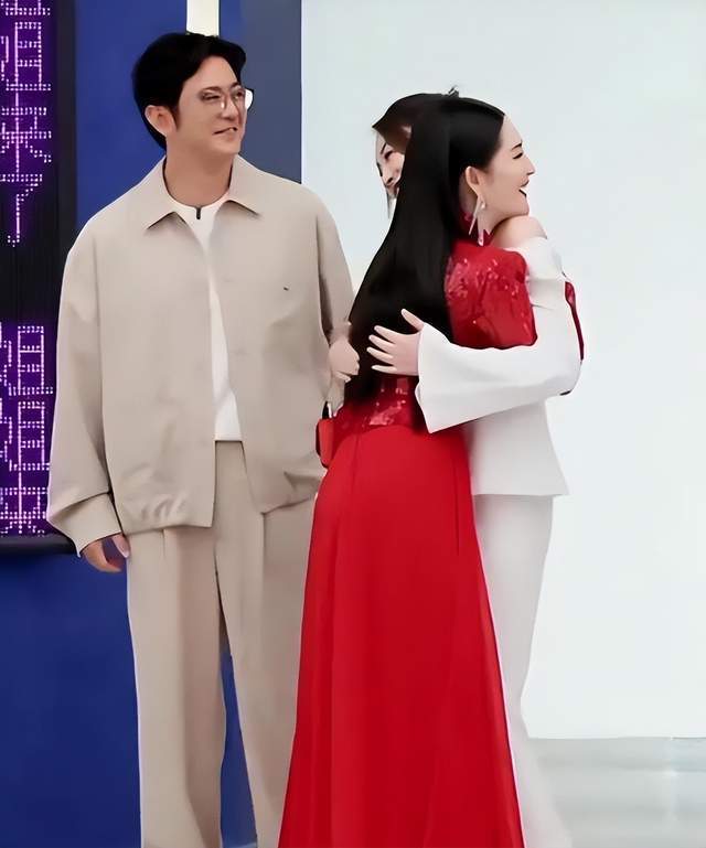 谢娜李小冉下班一起回家，对粉丝比心亲密互动，网友调侃：张杰该吃醋了