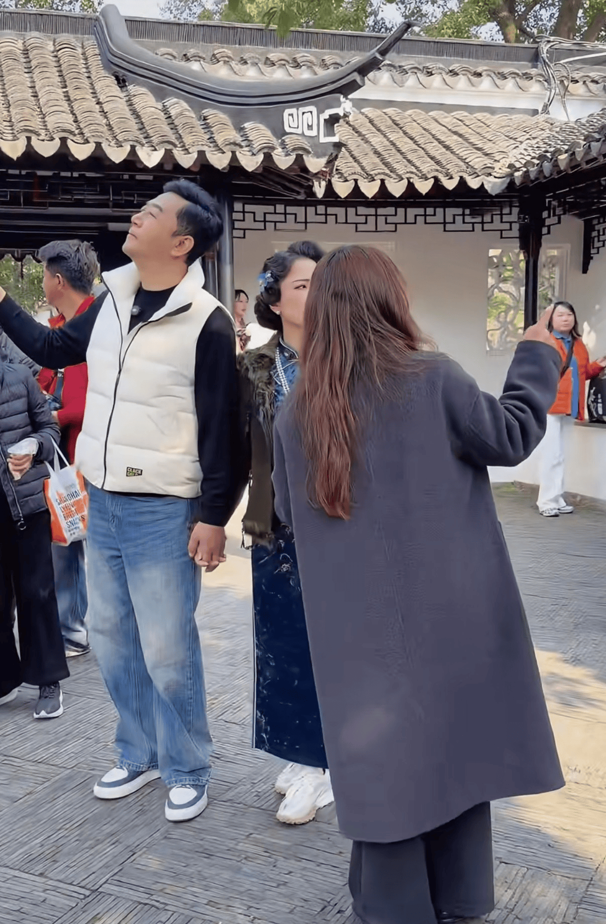 郭涛陪41岁老婆拍旗袍写真，路人镜头下的李燃撞脸何赛飞