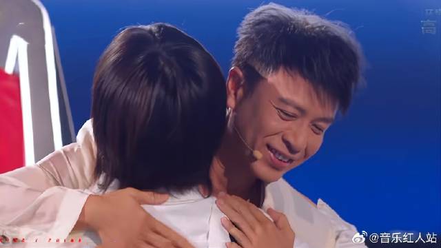 少女天籁嗓音，四位导师都套近乎，她已心属李克勤！