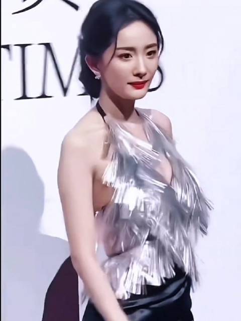 杨幂银色流苏礼服亮相红毯，展东方女性柔美力量