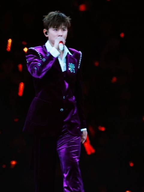 回头，迎着风！我们永远铭记！