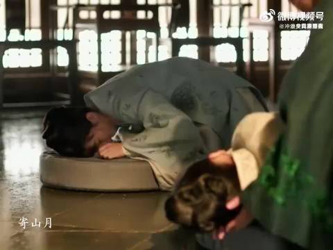 明兰未出嫁时谨小慎微，疲惫仍坚持跪姿