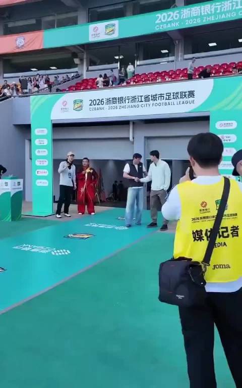 汪顺范志毅吴越杯同框互动，长腿男神组合引关注