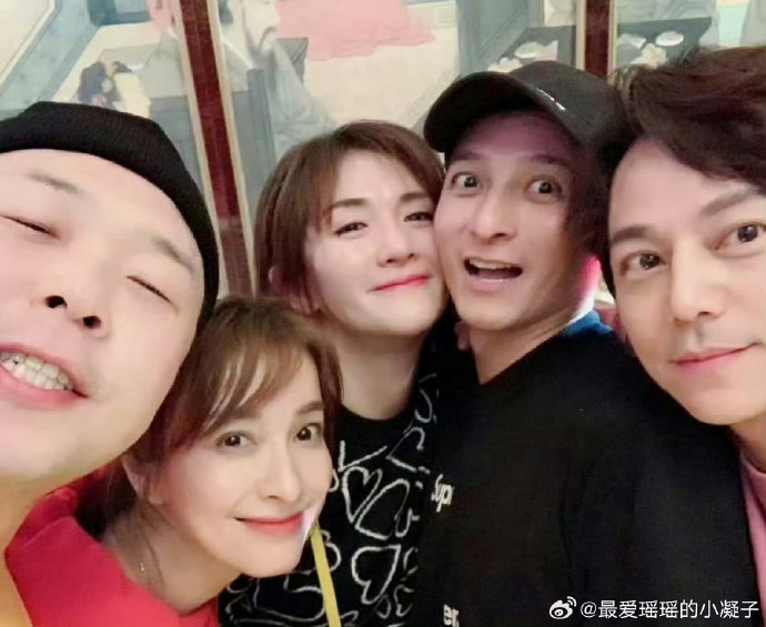 除了何炅李维嘉，快乐家族其他成员最近有互动或重聚吗？