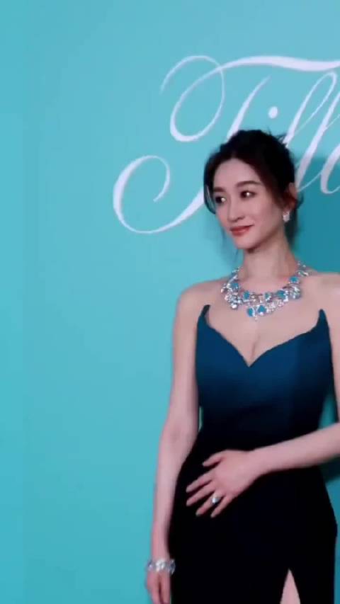 李小冉生图白到发光，淡妆素抹肤色透亮