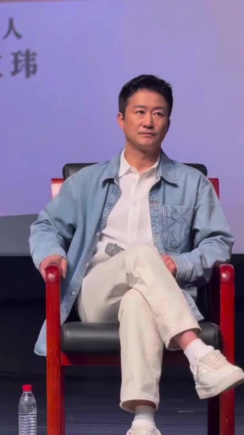 吴京点赞浪姐淘汰选手引热议，硬汉本能反应引思考