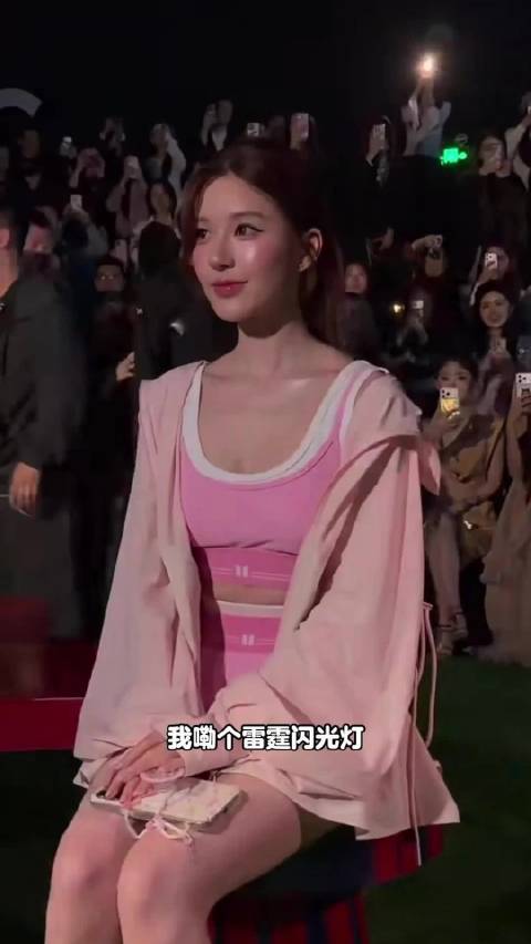 隔着屏幕闪光点快把我闪瞎了 我女孩眼睛都不眨一下的