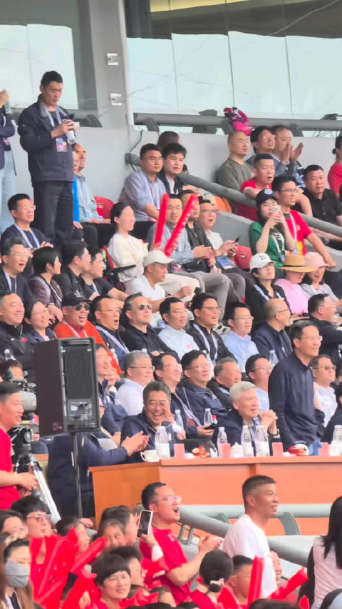 顺顺入座又被叫到里面去了