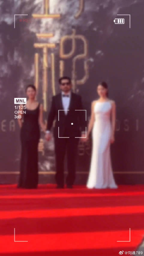 费翔 一起，费翔也非常绅士对两位女眷也很照顾 微博VC计划