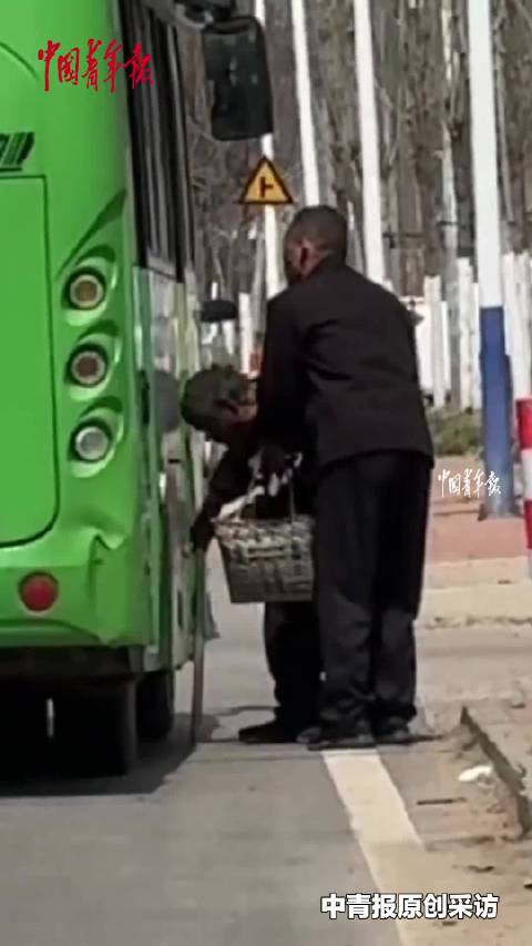 公交车为驼背老人停留3分钟等其上车