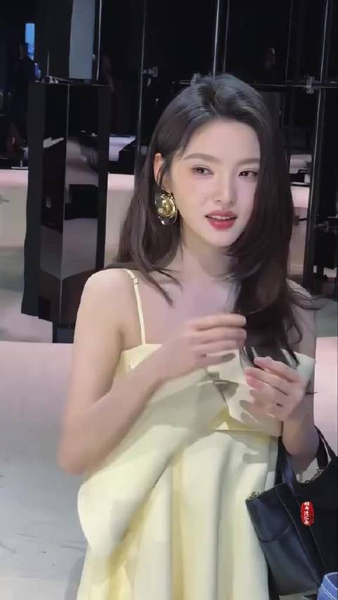 仙女降临 美得发光章若楠盛世美颜巴黎时装周