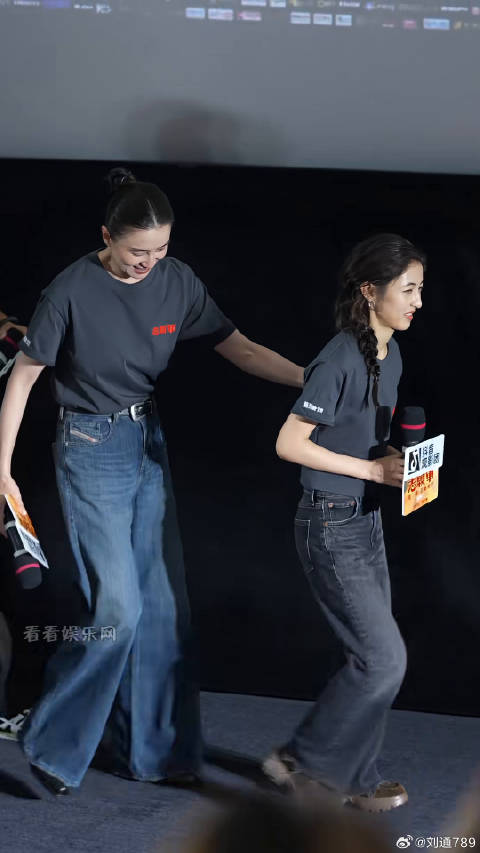 宋佳 小心翼翼搀扶着妹妹，两人的情意好让人感动电影志愿军浴血和平
