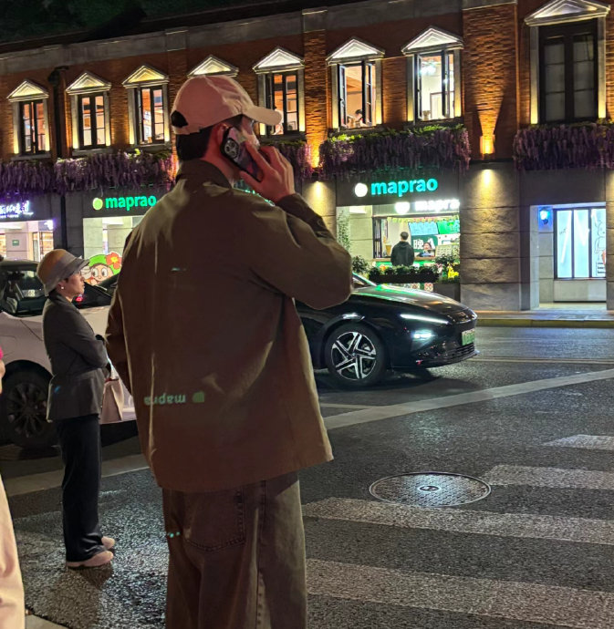 黄景瑜上海街头骑行休闲造型引关注