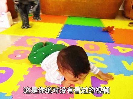 神兽哥斯拉踏上了纤细钢索，以飞机为哑铃淬炼肱二头肌