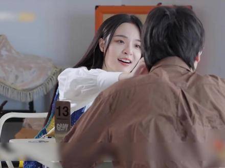 李莎旻子男友无动于衷，父亲演播室泪崩