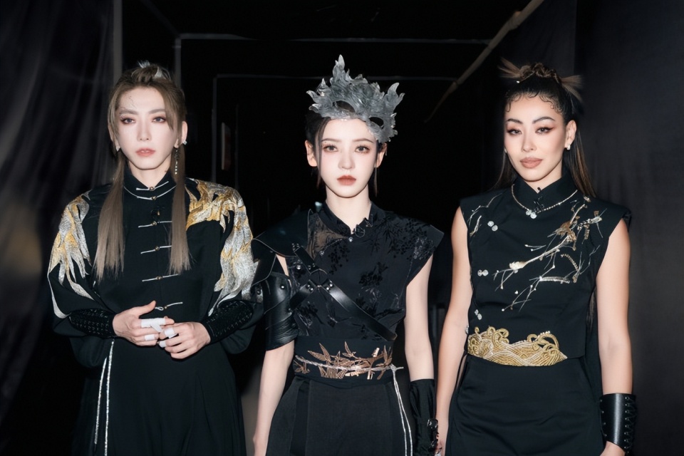 《浪姐5》五公来袭:队长秀戚薇第一,《破风》造型拖后腿,尚雯婕陪跑_新闻