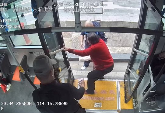 车厢有温情，一路有守护 公交驾驶员搀扶特殊乘客转乘